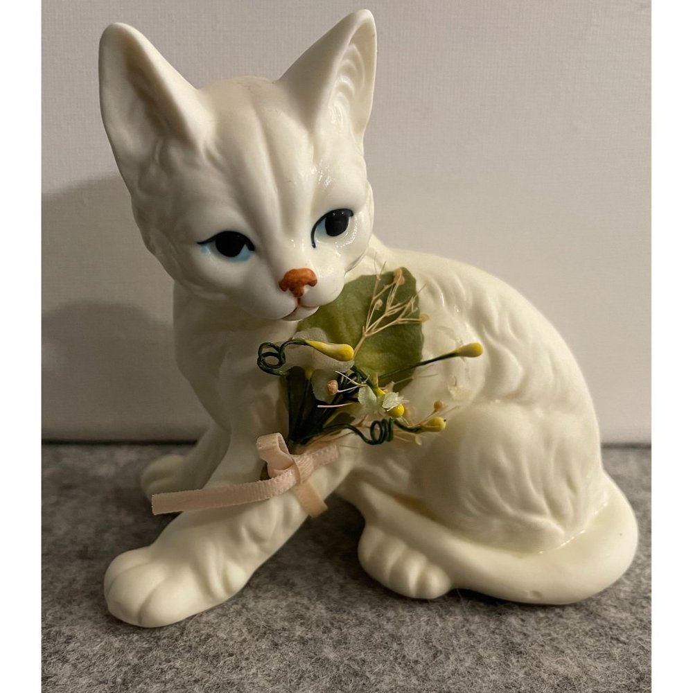 Enesco White Kitten With Dried Flowers 1989,    4" x 3.5"   # 1517